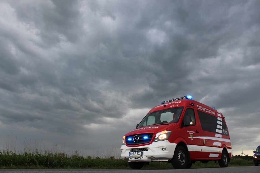Einsatzfoto Feuerwehr befreit Krähe aus Schornstein - Pewsum