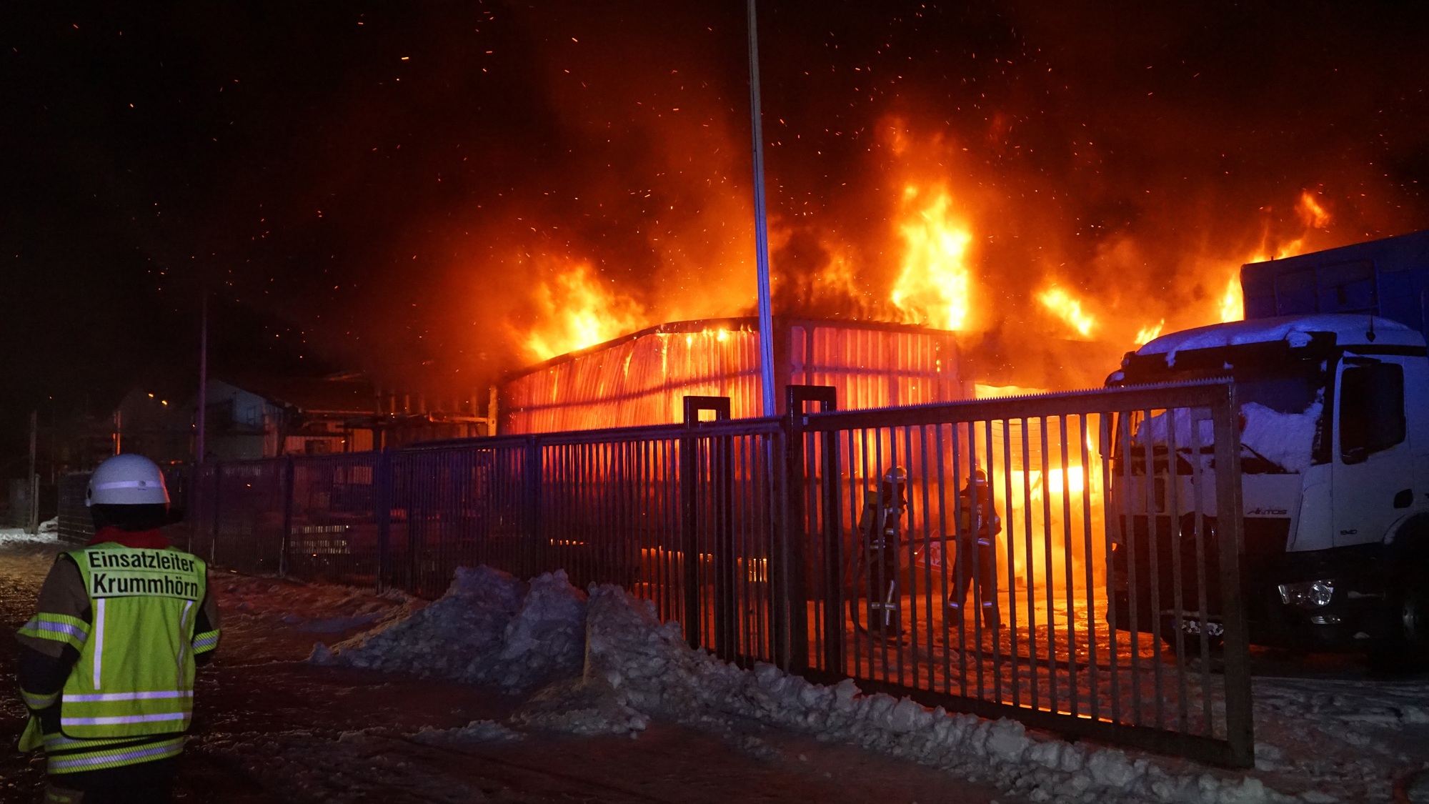Einsatzfoto Lagerhalle in Vollbrand - Pewsum