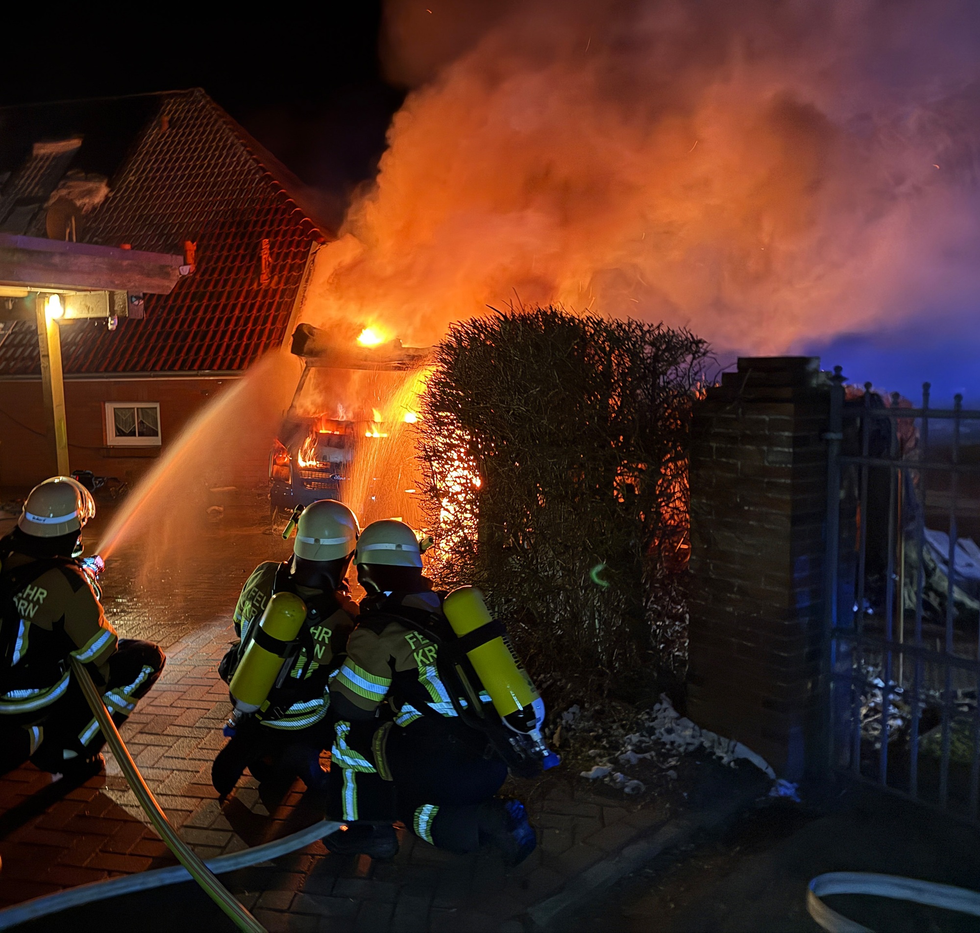 Einsatzfoto Brennendes Wohnmobil direkt neben einem Gebäude - Visquard