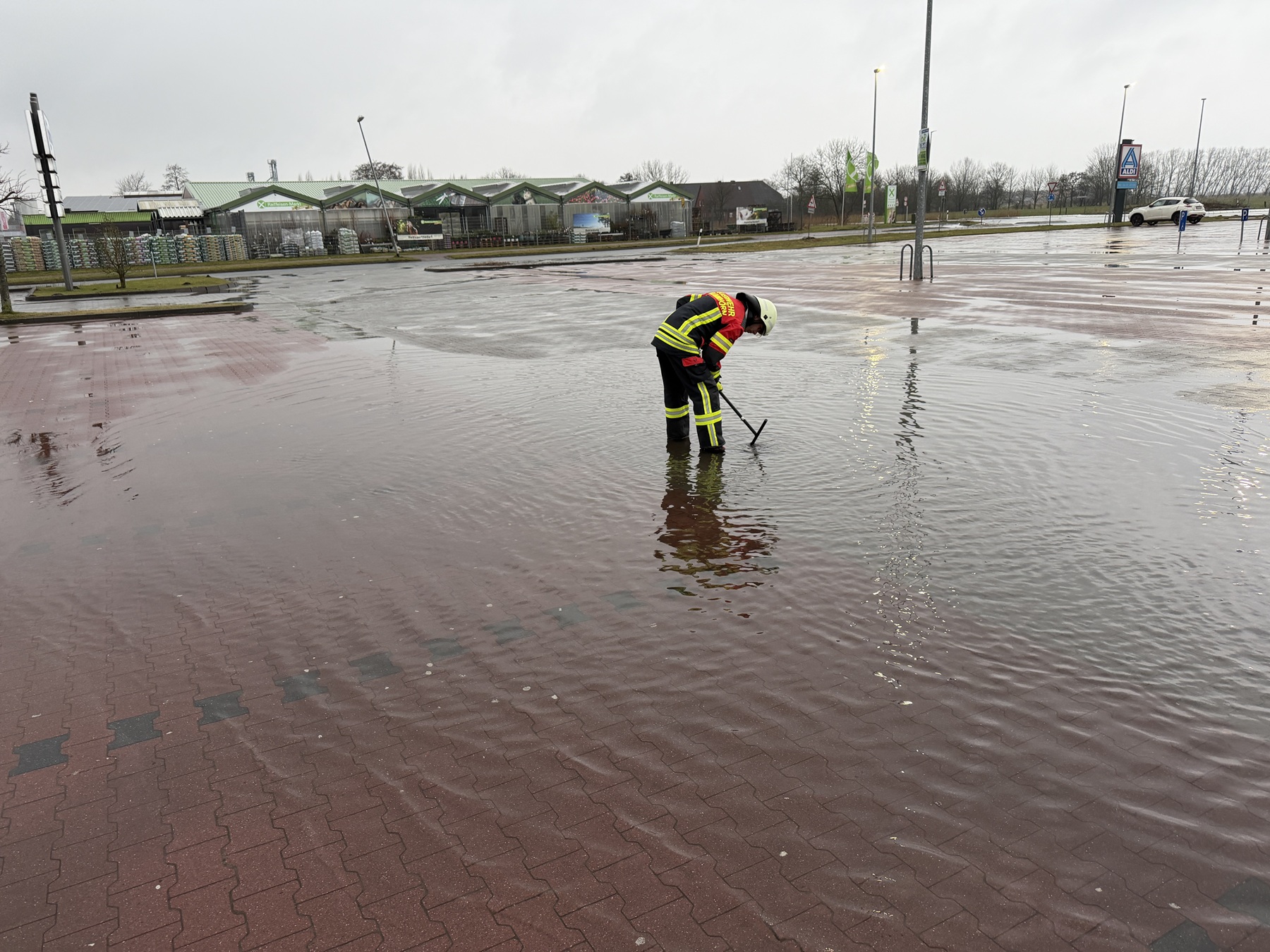 Einsatzfoto Lagerbereich und Parkplatz mehrere Zentimeter unter Wasser
