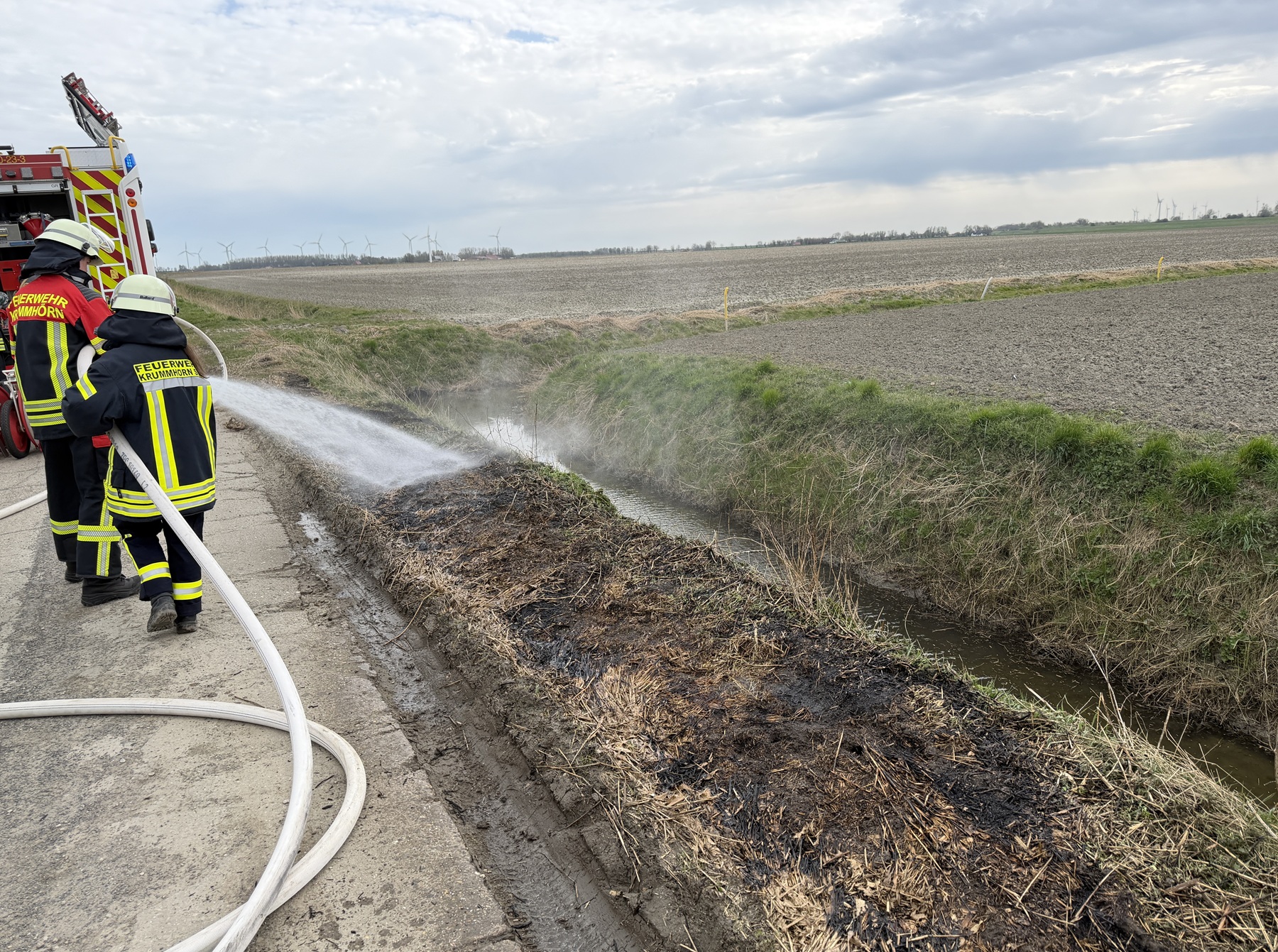 Einsatzfoto Böschungsbrand auf rund 30 Metern Länge - Rysum