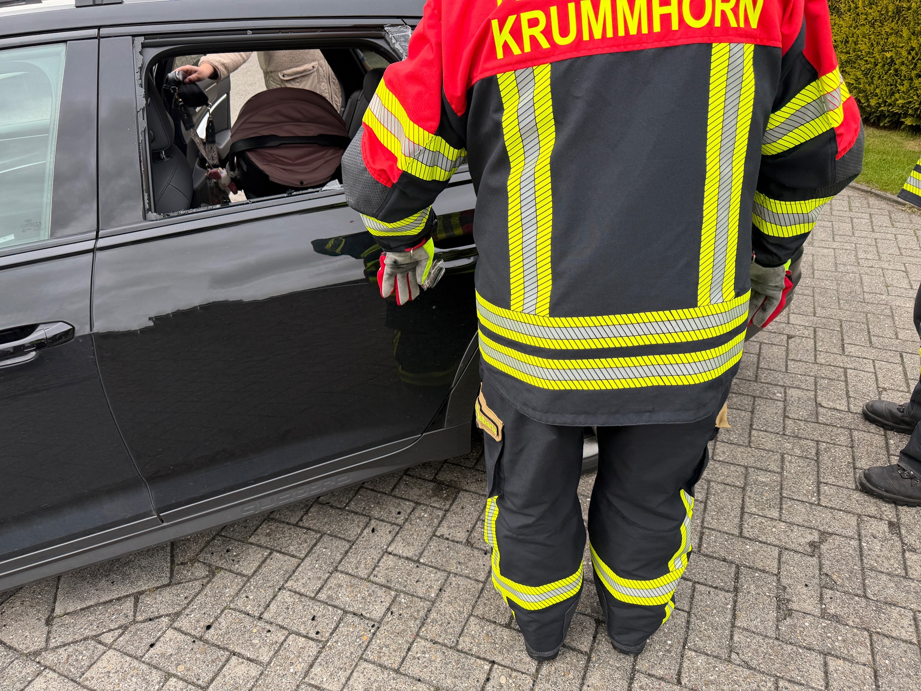 Einsatzfoto Baby in verschlossenem Fahrzeug