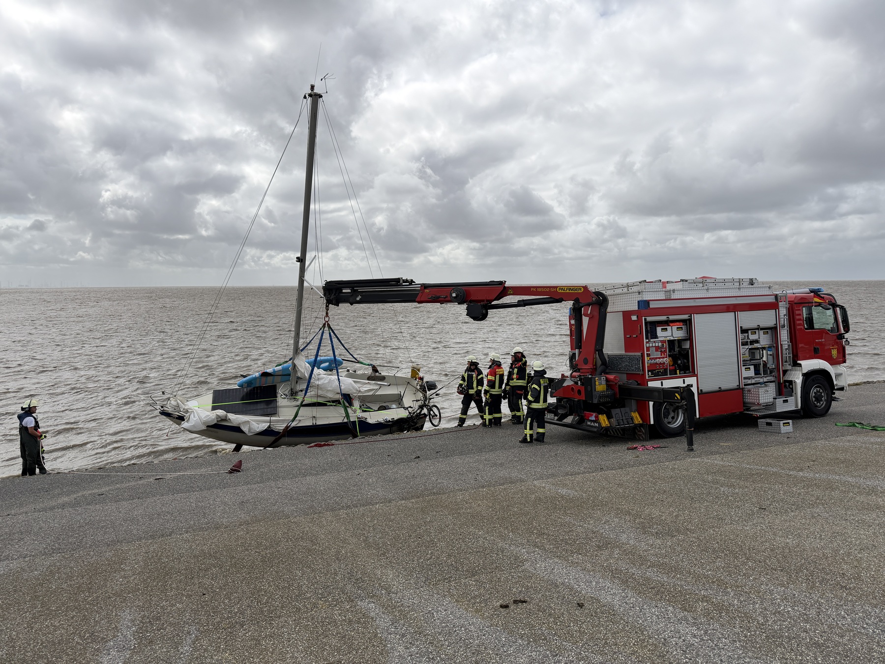 Einsatzfoto Segelboot vor Krummhörner Deichlinie in Not geraten