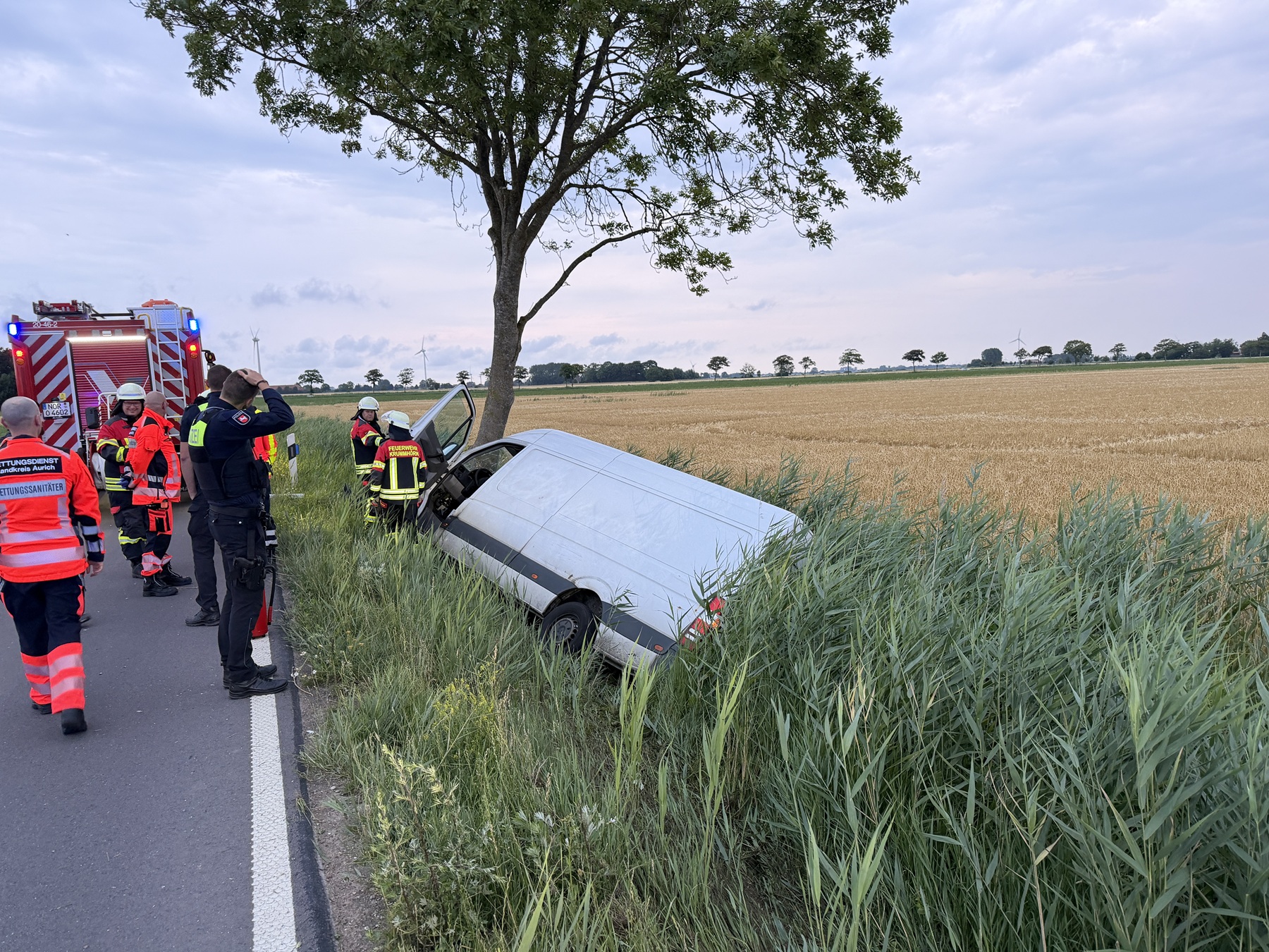 Einsatzfoto Lieferwagen prallt auf Schoonorther Straße gegen Baum
