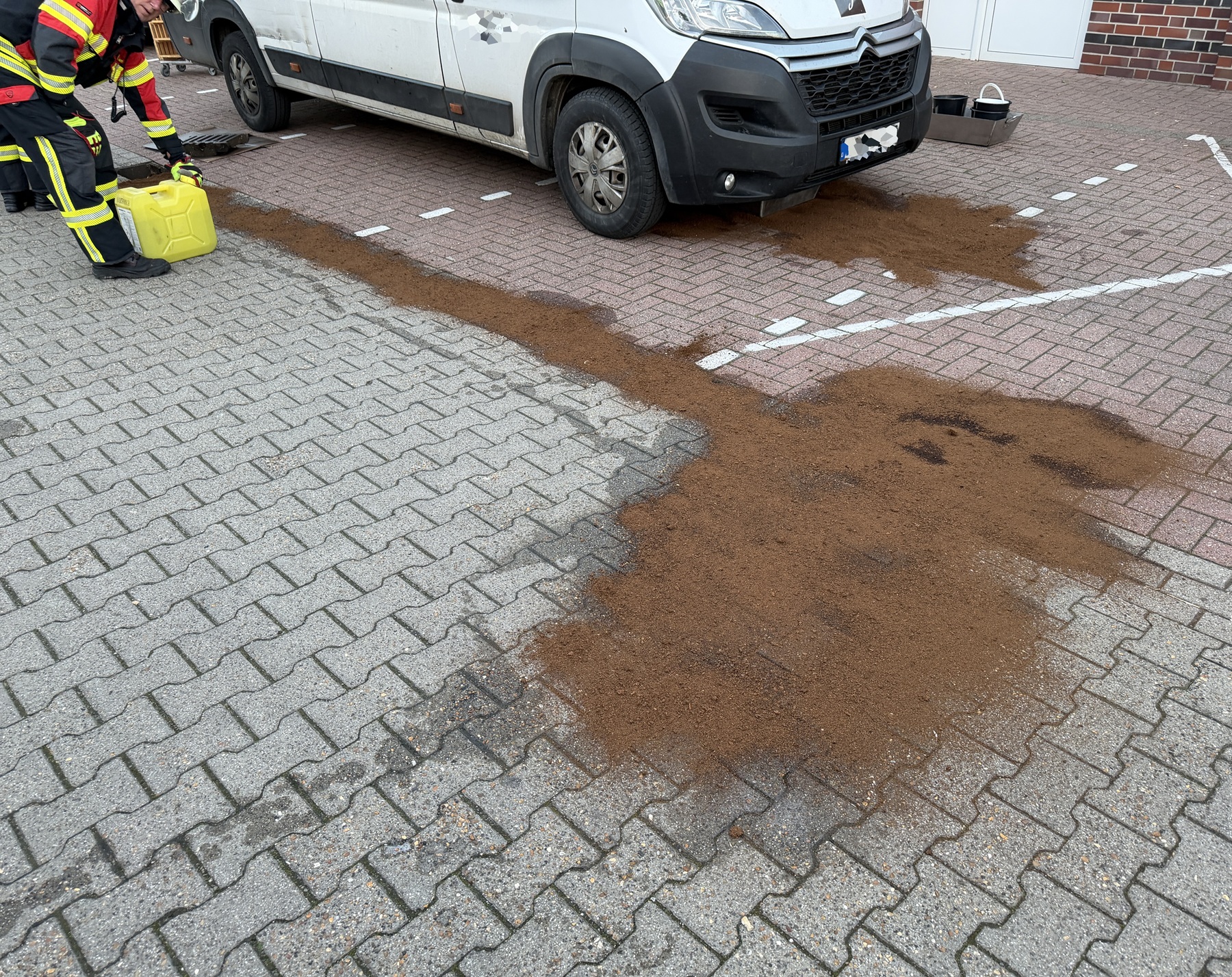 Einsatzfoto Kraftstoffaustritt auf dem Parkplatz eines Supermarktes